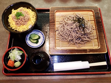 鶏そぼろ丼そばセット